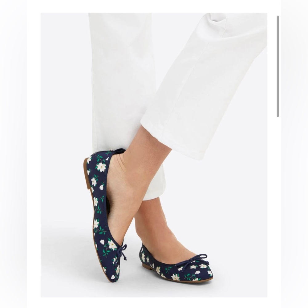 Draper James - Taylor Ballet Flat in Navy Magnolia. SZ 9. NWT.